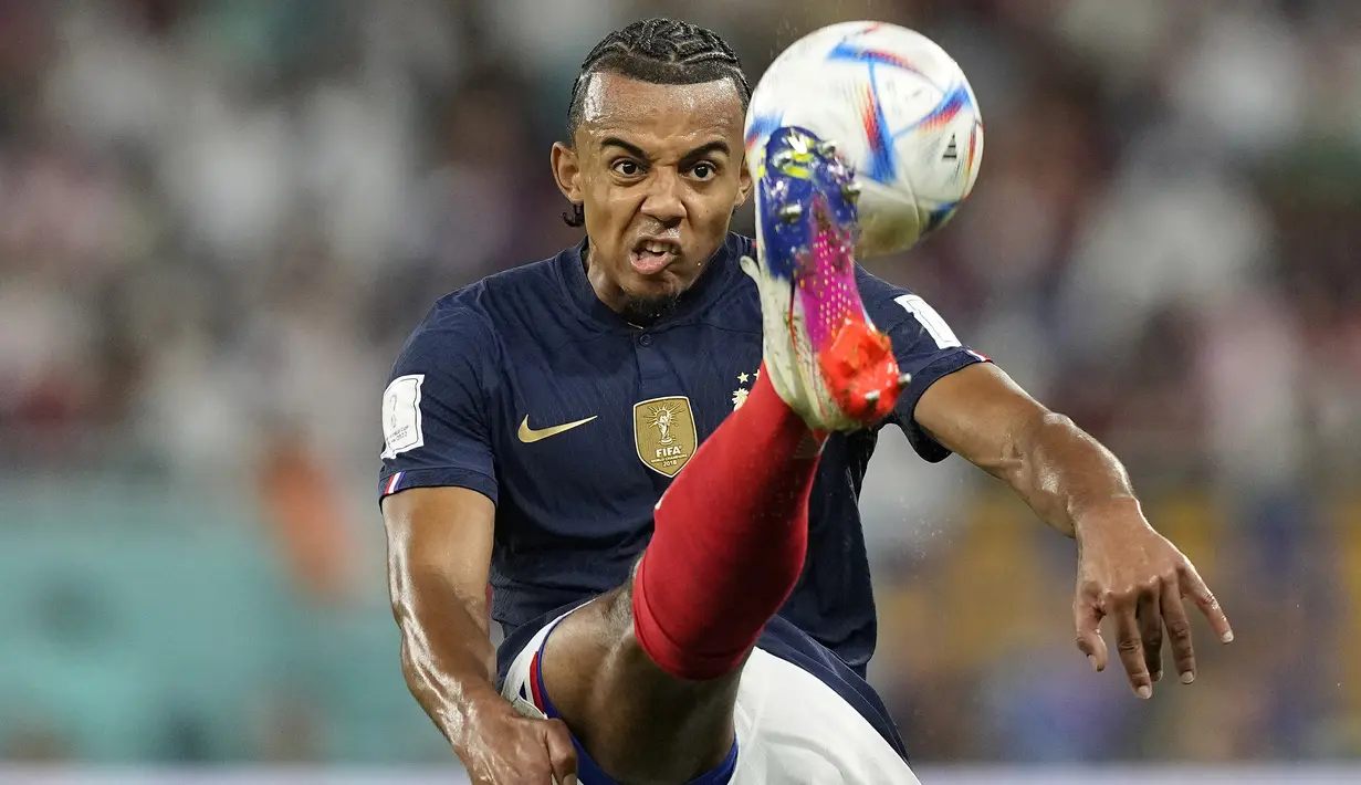 Jules Kounde. Bek tengah Timnas Prancis berusia 24 tahun yang baru membela Barcelona pada awal musim 2022/2023 ini total tampil 3 kali dalam 4 laga Les Bleus di Piala Dunia 2022. Hanya tampil satu menit sebagai pemain pengganti pada matchday pertama saat menang 4-1 atas Australia, ia kemudian bermain penuh dalam dua laga, termasuk saat menang 3-1 atas Polandia di babak 16 besar. Sementara itu ia hanya duduk di bangku cadangan saat kalah 0-1 dari Tunisia pada matchday terakhir fase grup. (AP/Martin Meissner)