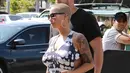 Ingin pergi pedicure, Amber Rose memilih jalan-jalan dengan sandal jepitnya. (BROADIMAGE/REX/Shutterstock/HollywoodLife)