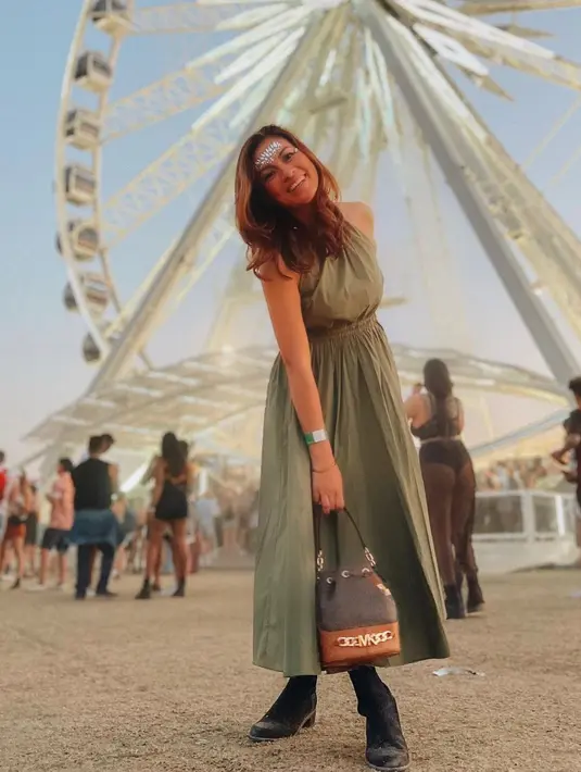 <p>Long dress berwarna hijau dengan detail karet di pinggang akan membuatmu terlihat ciamik saat hadir di Coachella.&nbsp;(instagram/mariannerumantir)</p>