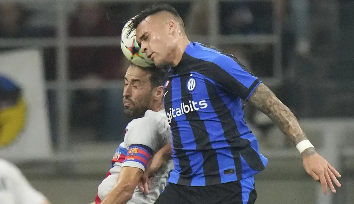 Penyerang Inter Milan Lautaro Martinez melompat untuk merebut bola pada matchday ketiga Grup C Liga Champions 2022/2023 saat menjamu Barcelona di Giuseppe Meazaa, Rabu dini hari WIB (5/10/2022). Kemenangan penting ini membuat posisi Inter Milan naik ke urutan 2 klasemen sementara Grup C dengan raihan 6 poin dari 3 laga. (AP Photo/Antonio Calanni)