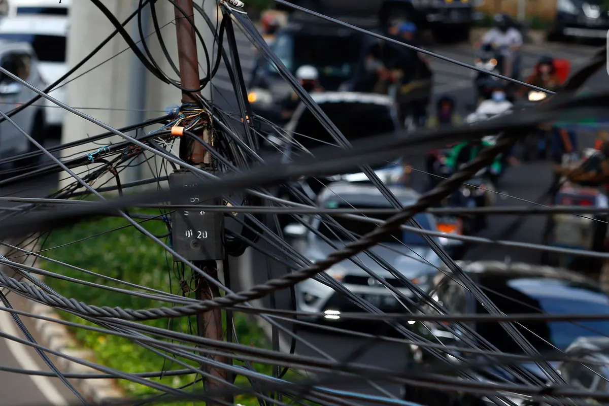 Kabel Kusut Jadi Pemandangan di Ibu Kota