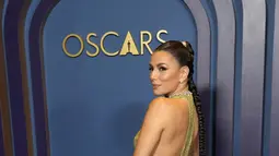 Longoria tampak berkilau dengan gaun emas halter-neck saat berjalan di red carpet. (AP Photo/Chris Pizzello)
