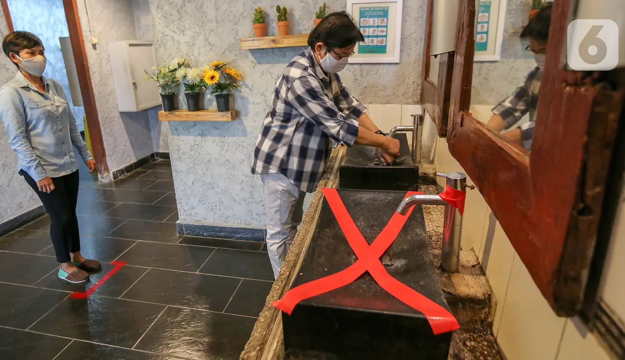 Konsumen mencuci tangan di wastafel yang ditempel stiker physical disatancing di Restoran Bandar Djakarta, Alam Sutera, Tangerang Selatan, Rabu (10/6/2020). Menuju pemberlakukan new normal restoran tetap menerapkan protokol kesehatan guna menekan penyebaran virus Covid-19 (Liputan6.com/Fery Pradolo)