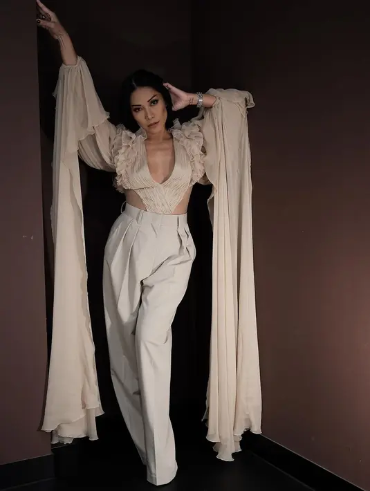 Penampilan luar biasa lainnya dari Anggun C Sasmi. Ia mengenakan atasan yang edgy dengan bagian lengan yang panjang menjuntai, dipadukan dengan celana panjang serasi. [Foto: Instagram/anggun_cipta]