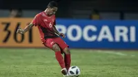 Gelandang Indonesia, Evan Dimas, mengontrol bola saat melawan Chinese Taipei pada laga Grup A Asian Games di Stadion Patriot, Bekasi, Minggu (12/8/2018). Indonesia menang 4-0 atas Chinese Taipei. (Bola.com/Vitalis Yogi Trisna)