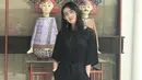 Untuk yang satu ini, Dea terlihat begitu modis dengan jumpsuit hitamnya. Tampilan dengan membiarkan rambutnya terurai, membuat penampilan Dea terlihat begitu simple. (Instagram/deaaannisa)