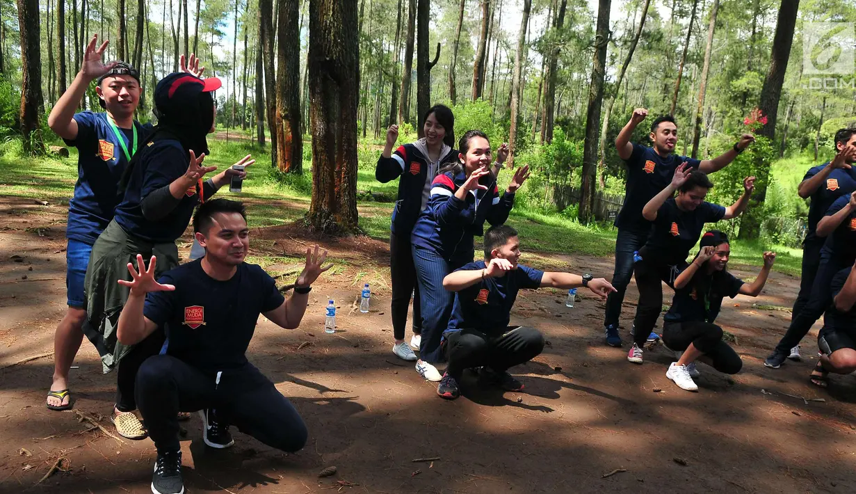 Para peserta dan mentor saat mengikuti game di Jambore Citizen Journalist Academy Energi Muda Pertamina di Cikole, Bandung (16/11). Finalis ini berasal dari 3 kota Semarang, Balikpapan dan Jakarta. (Liputan6.com/Helmi Afandi)