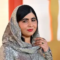 Pemenang Hadiah Nobel Perdamaian Malala Yousafzai memberikan penghormatan pada Ratu Afganistan di Oscar 2023. (Foto: Instagram @malala)

 