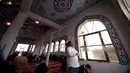 Seorang muslim Australia melakukan salat saat bulan suci Ramadan di Masjid Gallipoli yang terletak di pinggiran Auburn, Sydney, Australia, Jumat (10/7/2015). Gambar diambil tanggal 10 Juli 2015. (REUTERS/David Gray)