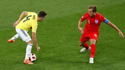 Pemain timnas Kolombia, Santiago Arias berebut bola dengan pemain Inggris, Harry Kane pada 16 besar Piala Dunia 2018 di Stadion Spartak, Selasa (3/7). Inggris lolos ke perempat final setelah menang adu penalti 4-3 atas Kolombia. (AP/Antonio Calanni)