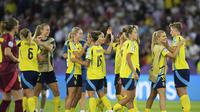 Para pemain Swedia merayakan kemenangan&nbsp;atas Jerman di&nbsp;pertandingan Grup C&nbsp;Euro Wanita 2025 di Stadion Letzigrund, Zurich, Swiss, Minggu, 13 Juli 2025. (Foto: AP/Martin Meissner)
