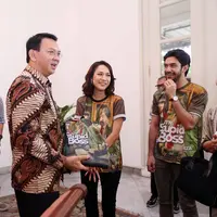 Ahok pun tak ingin ketinggalan untuk menyaksikan langsung akting Reza Rahadian dan BCL di film 'My Stupid Bos'. (Nurwahyunan/Bintang.com)