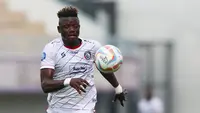 Pemain Arema FC, Ichaka Diarra mengejar bola pada laga pekan pertama BRI Liga 1 2023/2024 antara Dewa United melawan Arema FC di Stadion Indomilk, Tangerang, Minggu (2/7/2023). (Bola.com/Bagaskara Lazuardi)