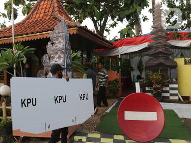 Petugas membawa logistik pilkada menuju Tempat Pemungutan Suara (TPS) 33 di lingkungan RT 05 RW 06 Kelurahan Cipayung, Depok, Jawa Barat, Selasa (8/12/2020). Sejumlah logistik pilkada Depok 2020 di distribusikan dari kelurahan Cipayung ke sejumlah TPS. (Liputan6.com/Herman Zakharia)