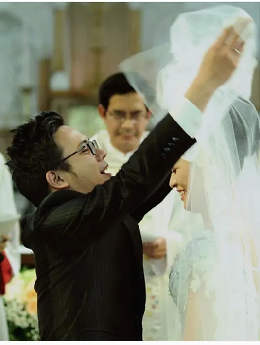 "Ini adalah moment terindah dalam hidup saya .. Memulai sesuatu bersama dengan bersatu, bertumbuh bersama, menyatukan jiwa, dan menjalani hari-hari berdua .." tulis graciaz14 pada 17 Maret 2015. (Instagram/graciaz14)