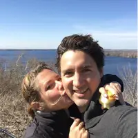 Jadi jangan heran kalau nggak ada satu pun cewek bisa menolak kegantengan PM Kanada, Justin Trudeau. (Foto: Instagram/@justinpjtrudeau)