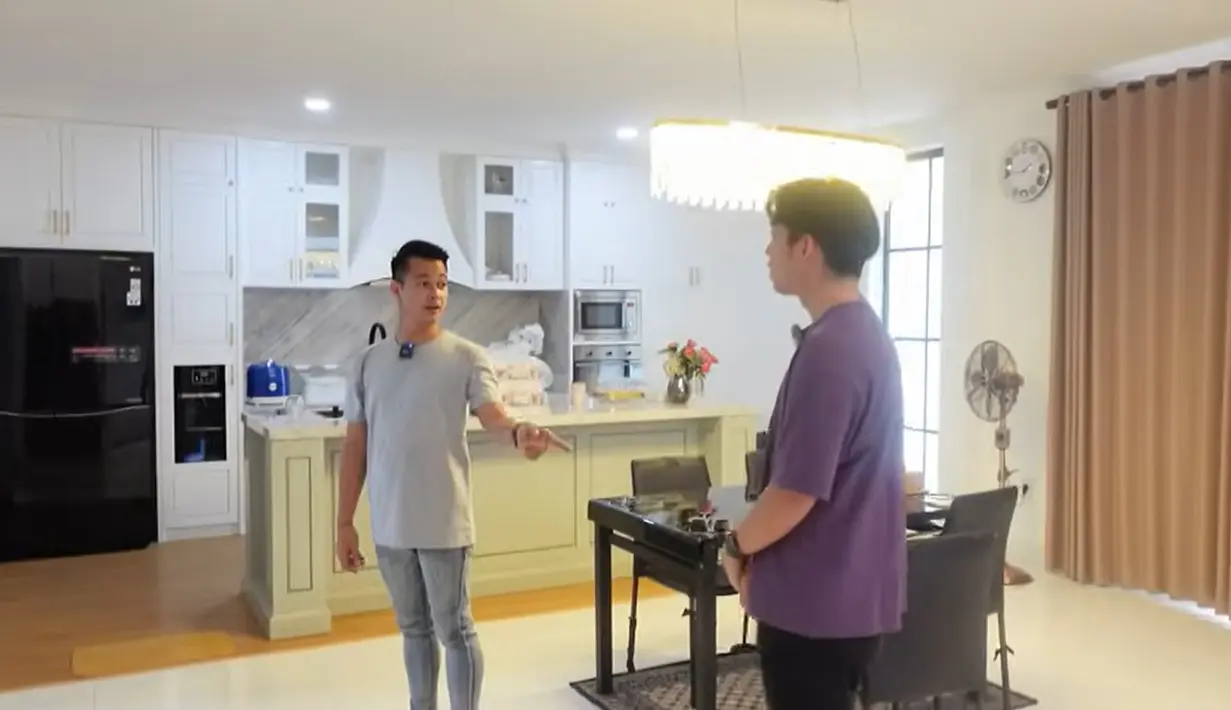 Tidak jauh dari dapur terdapat meja makan warna hitam dengan beberapa kursi. [Youtube/Mulia Mas TV]