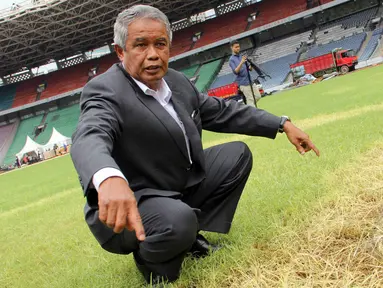 Ketua umum PSSI Djohar Arifin Husin melakukan pengecekan lapangan di Gelora Bung Karno, Jakarta (26/3/2015). Peninjauan dilakukan sebagai persiapan menjelang Kualifikasi grup H Piala Asia 2016. (Liputan6.com/Helmi Afandi)