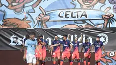 Penyerang Atletico Madrid, Angel Correa (ketiga kanan) merayakan dengan rekan satu timnya setelah mencetak gol ke gawang Celta Vigo pada pertandingan La Liga Spanyol di stadion Balaidos di Vigo (15/8/2021). Atletico Madrid menang tipis atas Celta Vigo 2-1 berkat dua gol Correa. (AFP/Miguel Riopa)