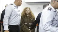 Ahed Tamimi saat dibawa ke ruang sidang di penjara militer Israel dekat Yerusalem. (AP Photo/Mahmoud Illean)