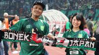 Andis Stevin dan Rina Izumi, pasangan Bonek asal Jepang. (Bola.com/Aditya Wany)