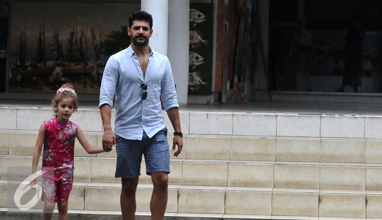 Pemain elif Emre Kivilcim (kanan) bersama dengan Isabella Damla Guvenilir usai melihat lukisan di Ubud Galeri kawasan Gianyar, Bali, Kamis (27/8/2015). (Liputan6.com/Herman Zakharia)