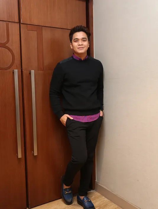 Billy Syahputra tampil tak kalah kece dari sahabatnya, Chand Kelvin. Mengenakan sweater hitam dipadukan dengan kemeja kontras, Billy Syahputra nampak rapi dan juga ‘fresh’. (Andy Masela/Bintang.com)