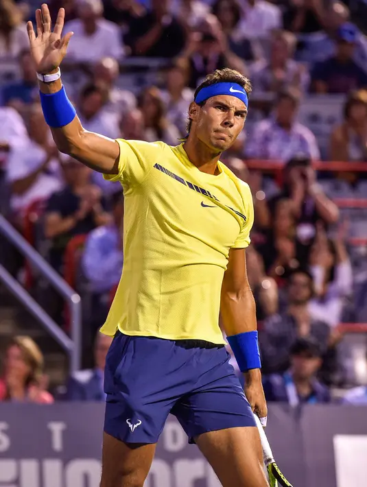 Petenis Spanyol, Rafael Nadal berusaha mengembalikan bola ke arah petenis Kanada, Denis Shapovalov pada turnamen Piala Rogers di Montreal, Kamis (10/8). Nadal disingkirkan petenis 18 tahun dengan skor 6-3, 4-6, 6-7. (MINAS PANAGIOTAKIS/GETTY IMAGES/AFP)