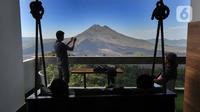 Pengunjung menikmati pemandangan Gunung Batur dari sebuah rumah makan di kawasan Kintamani, Bali, Selasa (31/8/2021). Sejumlah wilayah aglomerasi sudah mendapatkan pelonggaran PPKM, namun untuk wilayah Yogyakarta dan Bali masih berada dalam PPKM Level 4. (merdeka.com/Arie Basuki)