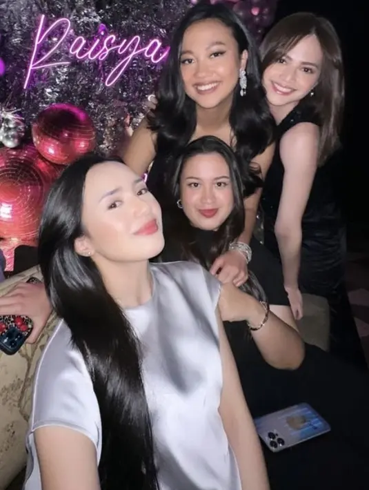 Beby pun tampil dengan rambut panjang hitam terurai tanpa mengenakan poni. Membuat tampilannya cukup elegan sebagai istri dari anggota DPR. [@maudyeffrosina]