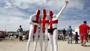 Pendukung Inggris bergaya saat berada di fan zone Marseille yang terletak di tepi pantai. (AFP/Jean Christophe Magnenet)