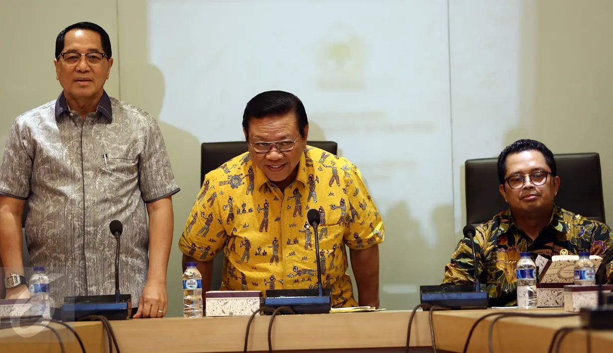Ketua Dewan Pakar Partai Golkar Agung Laksono (tengah) didampingi Wakilnya Firman Soebagyo (kiri), dan Mahyudin bersiap memimpin rapat di kantor pusat DPP Golkar, Jakarta, Selasa (14/3). (Liputan6.com/Johan Tallo)