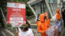 Sejumlah orang tergabung dari masyarakat sipil menggelar aksi di depan Gedung MUFG, Jakarta, Selasa Senin (5/4/2021). Dalam aksinya mereka menuntut Bank MUFG dan Danamon bertanggung jawab terhadapat kerusakan Hutan, Krisis Iklim dan Pelanggaran HAM di Indonesia. (Liputan6.com/Faizal Fanani)