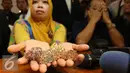 Pengikut Dimas Kanjeng Taat Pribadi menunjukkan perhiasan saat konferensi pers di Kelapa Gading, Jakarta, Jumat (21/10). Mereka membantah tuduhan Dimas Kanjeng telah melakukan penipuan. (Liputan6.com/Immanuel Antonius)