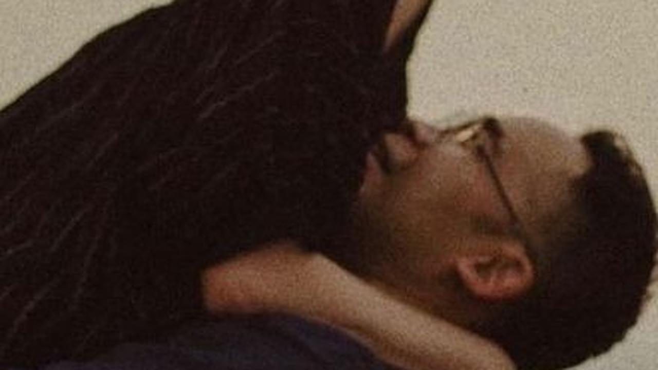 Cinta tak kenal usia, meski terpaut 11 tahun, kisah cinta mereka tetap mengalir tanpa hambatan.