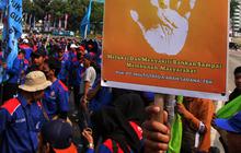 FOTO: Aksi Massa Buruh Menuntut Omnibus Law Cipta Kerja Dicabut Masih Berlanjut di Kawasan Patung Kuda