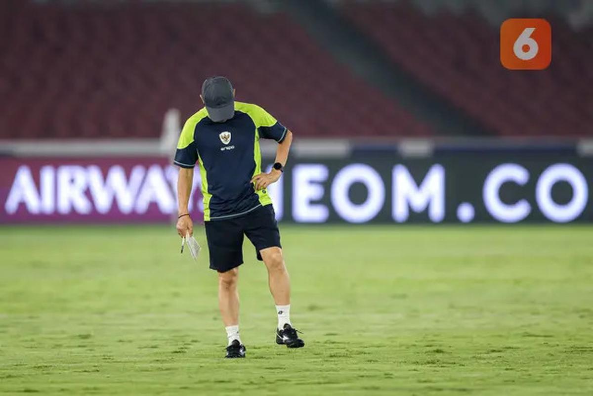 Foto: Shin Tae-yong Cek Langsung Kondisi Rumput GBK Jelang Laga Timnas Indonesia Vs Jepang di Kualifikasi Piala Dunia 2026
