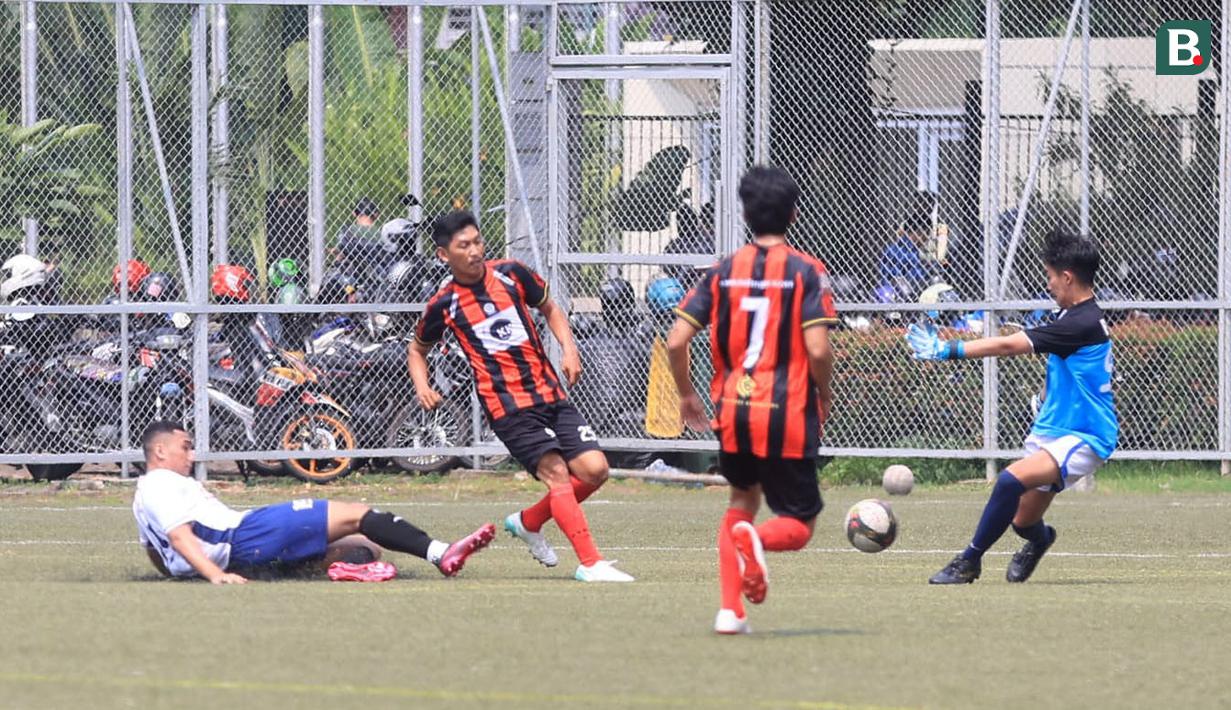 Turnamen sepak bola yang diadakan oleh PT Kalimatera Kotawaringin Rahmat (KKR) ini bertujuan untuk menjalin silaturahmi dan kekompakan antar pegawai. (Bola.com/M Iqbal Ichsan)