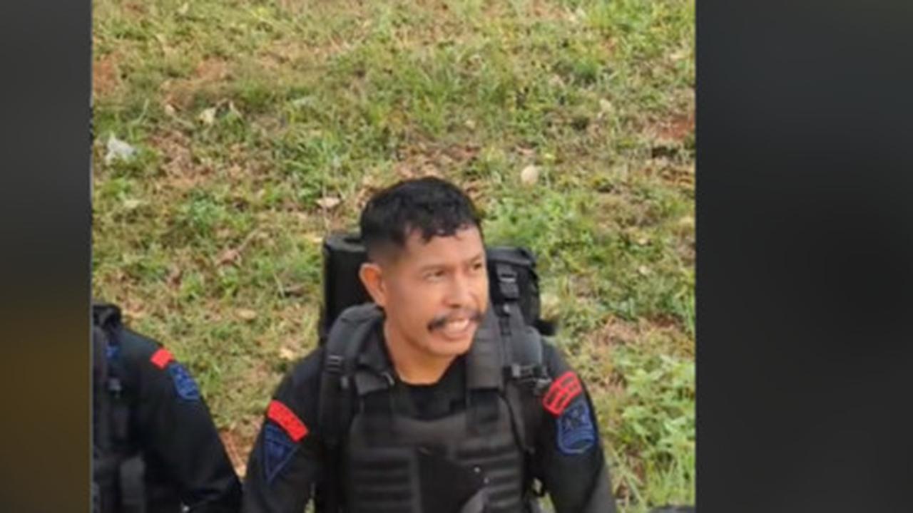Momen Kocak Anggota Brimob Ngamuk saat Kumisnya Mau Dicabut Oleh Temannya