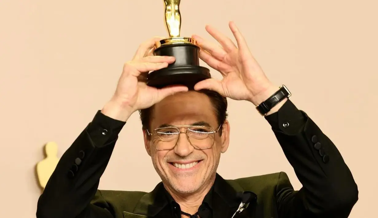 Robert Downey Jr juga untuk pertama kalinya memenangkan piala Oscarnya untuk kategori Best Supporting Actor di film Oppenheimer. Di Oscar 2024, Robert memilih mengenakan busana dari Saint Laurent. [Foto: Instagram/filmupdatesmain]