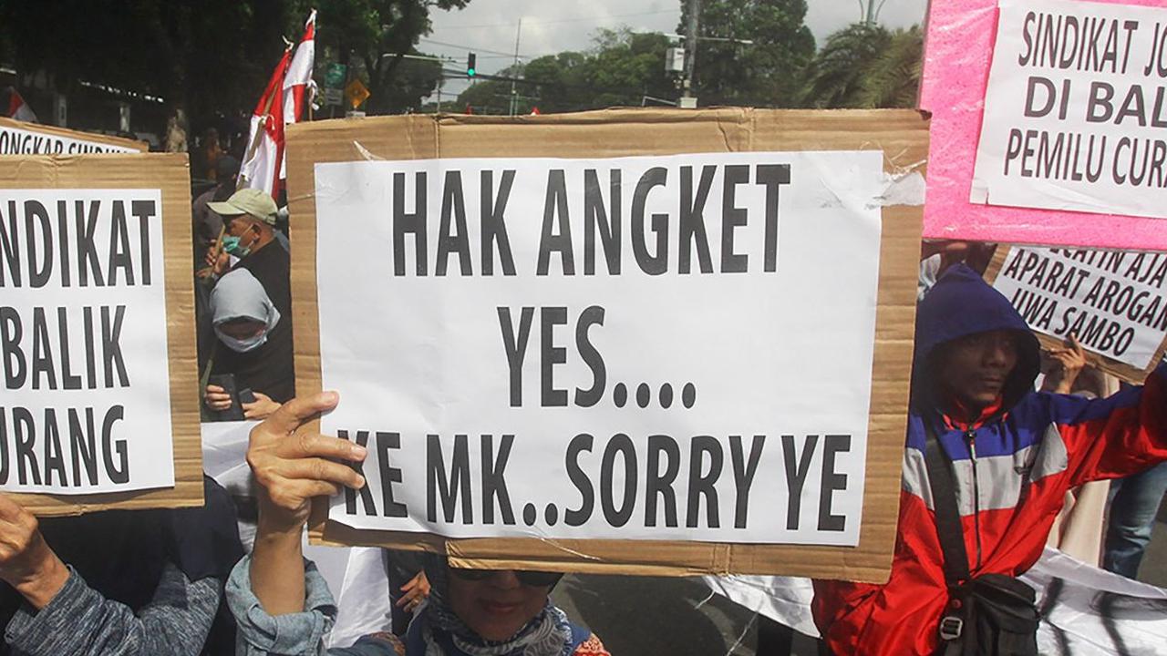 Ratusan pengunjuk rasa dari berbagai organisasi menggelar aksi di depan Kantor Komisi Pemilihan Umum (KPU) RI, Jakarta, Jumat (23/2/2024). Dalam aksinya, mereka menolak hasil Pemilu 2024 yang diduga penuh rekayasa dan kecurangan. Merdeka.com/Arie Basuki<b