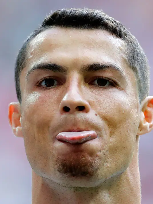 Cristiano Ronaldo saat bertanding melawan Maroko pada grup B Piala Dunia 2018 di Stadion Luzhniki di Moskow, Rusia, (20/6). Di Piala Dunia 2018, Ronaldo yang biasanya tampil selalu rapi dan klimis, kini ia tampil berjenggot. (AP Photo / Hassan Ammar)