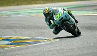 Pembalap Spanyol dari Leopard Racing, Adrian Fernandez, menikung saat balapan Moto3 sebagai bagian dari akhir pekan Grand Prix MotoGP Prancis di Le Mans, Prancis barat laut, pada 10 Mei 2026. (Loic VENANCE/AFP)