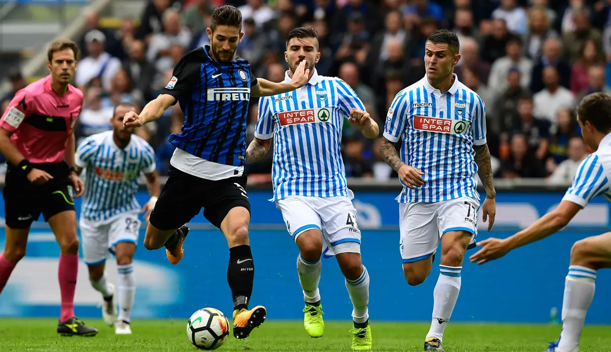 Gelandang Inter Milan, Roberto Gagliardini, melesatkan tendangan ke gawang SPAL pada laga Serie A di Stadion Giuseppe Meazza, Minggu (10/9/2017). Inter Milan menang 2-0 atas SPAL. (AFP/Miguel Medina)