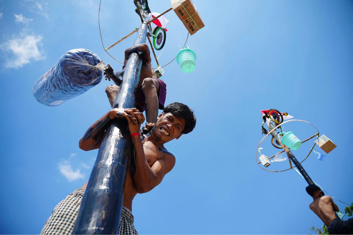 FOTO: Serunya Panjat Pinang di Ancol, 400 Peserta Rebut Hadiah Kemerdekaan