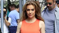 Luncurkan Produk Pakaian, Alyssa Milano Tak Pakai Bra