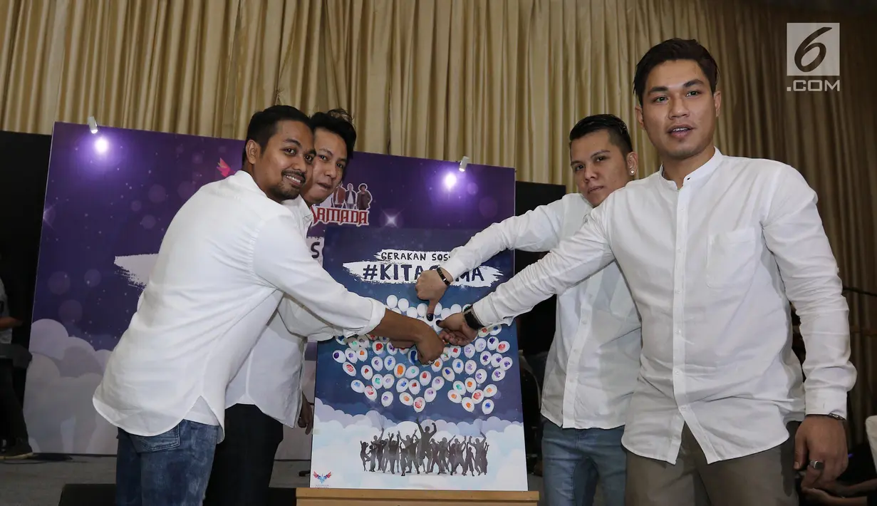 Armada band memberikan cap jari saat menghadiri peluncuran gerakan sosial #KitaSama di kawasan Kemang,Jakarta, Rabu (14/6). (Liputan6.com/Herman Zakharia)