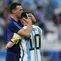 Pelatih Argentina Lionel Messi mencium Lionel Messi pada Piala Dunia 2022. Scaloni membawa Messi dan Argentina juara Piala Dunia 2022 setelah mengalahkan Prancis 4-2 (3-3) lewat adu penalti di&nbsp; Stadion Lusail Iconic, Minggu, 18 Desember 2022.&nbsp;(AP Photo/Natacha Pisarenko)