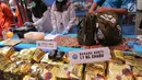Barang bukti narkotika jenis sabu dihadirkan dalam pemusnahan di Gedung BNN, Jakarta, Rabu (20/9). BNN memusnahkan 17 kg sabu dan 134 kg sabu dari dua kasus yang berhasil diungkap. (Liputan6.com/Faizal Fanani)