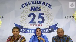 Dirut PT Nusantara Card Semesta (NCS) Reni S. Siregar (tengah) memberi keterangan pers disela-sela perayaan 25 tahun NCS, di Jakarta, Jumat (6/12/2019). NCS memiliki 72 cabang, dan pada tahun 2020 akan menambah sekitar 61 kantor di kota/kabupaten di Indonesia. (Liputan6.com)